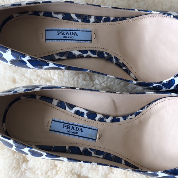 Prada blue heart print leather heels - Picture 3 of 9